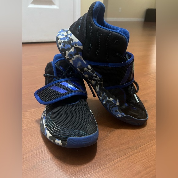 BIG BOYS ADIDAS SHOES SIZE: 4 - Picture 2 of 4